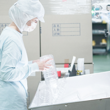 製造検品の仕事の様子